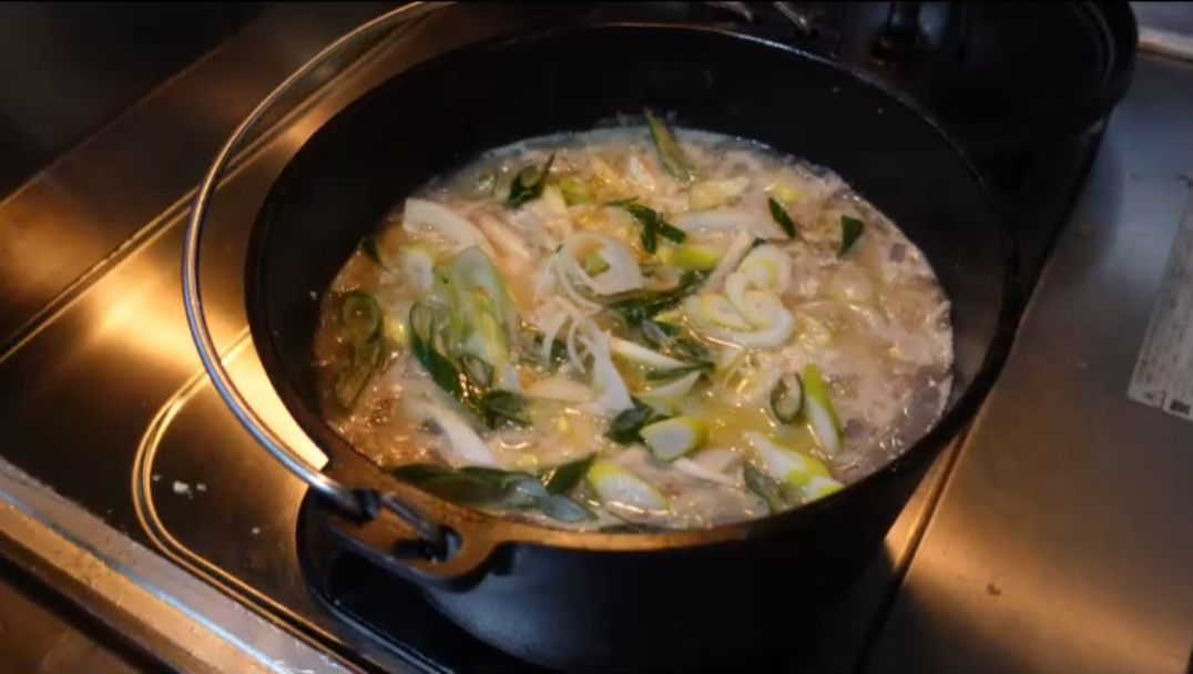 ダッチオーブンで煮込んだ、具だくさんで湯気が立つ豚汁の完成写真