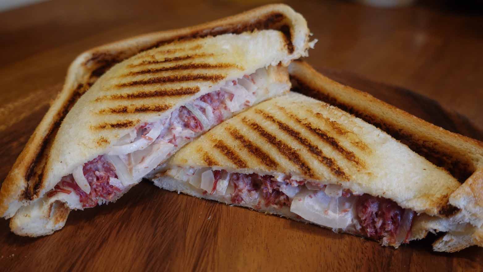 コンビーフ＆オニオンのホットサンドの完成写真