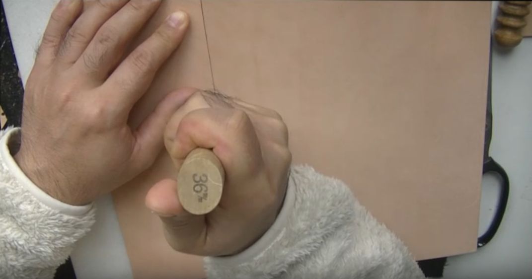 革包丁で革を切り出す様子