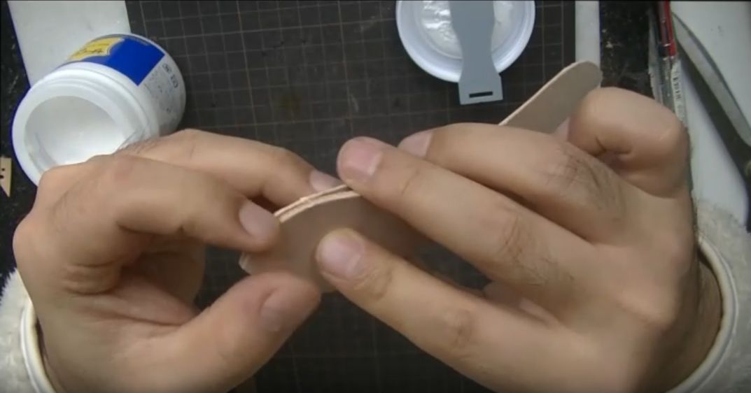 フラップ同士をサイビノールで張り合わしている様子