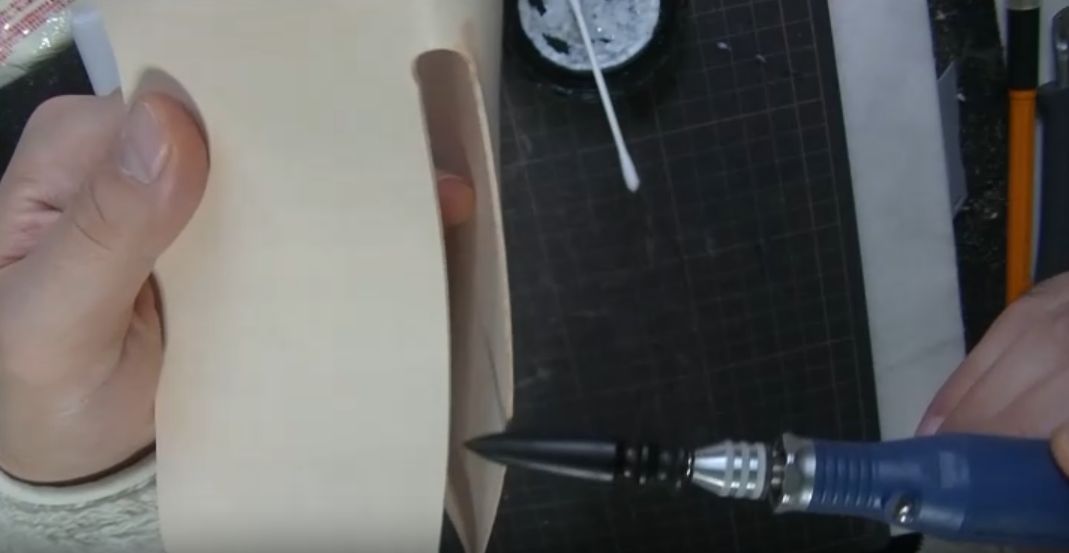 コインケースをルータを用いてコバを磨いている様子