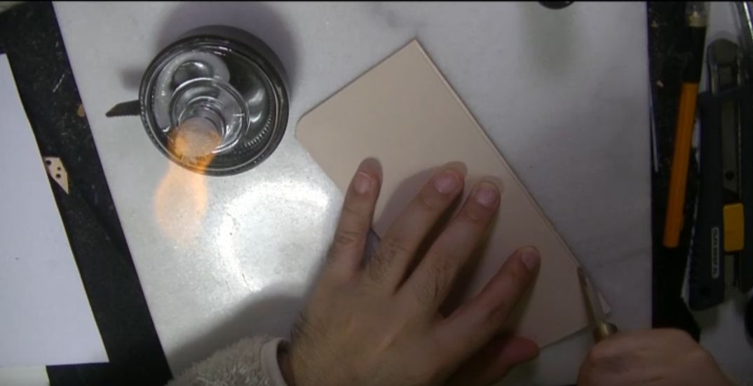 ポケットにフチ捻を入れる様子