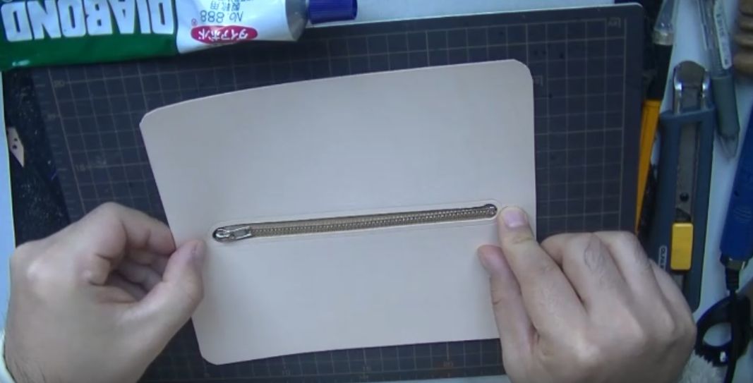 コインケースにファスナーを仮止めする様子