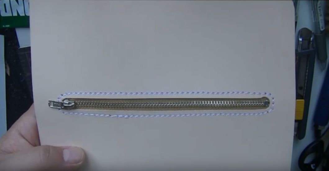 コインケースのファスナーを縫い上げた様子