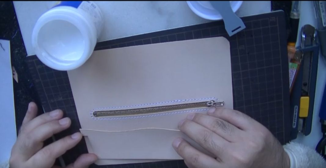 カードケースBをコインケースに仮止めした様子