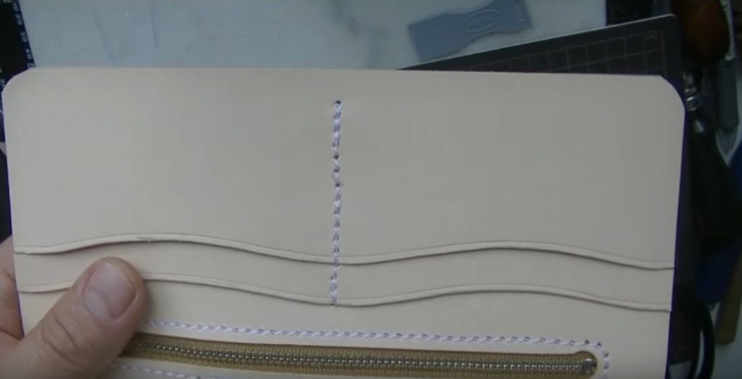 カードケースAをコインケースに取り付ける様子