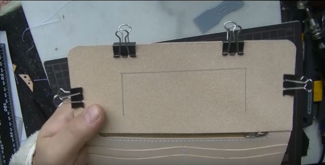 カードポケットの耳を仮止めする様子