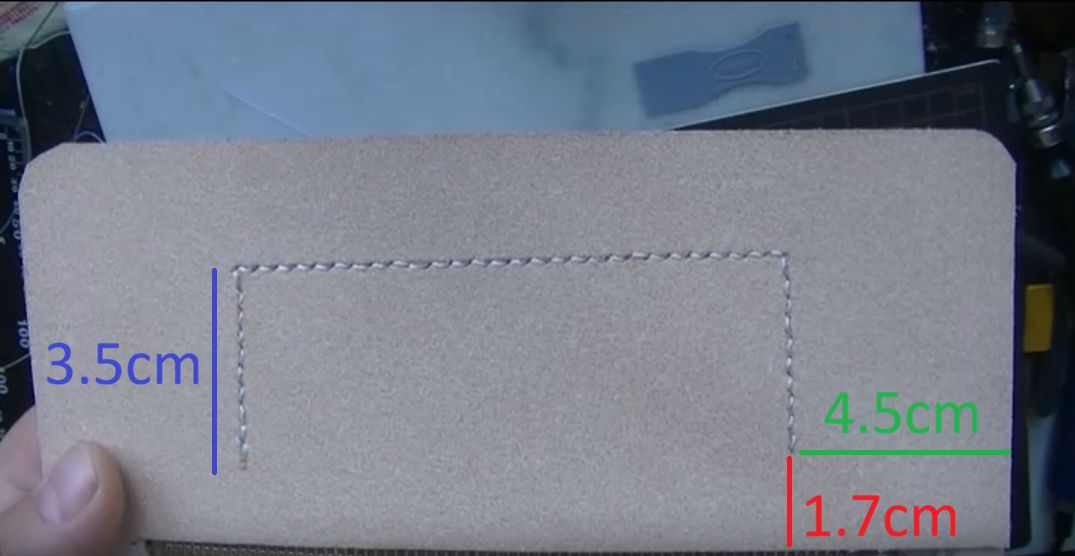 カードポケットの耳を仮止めする様子