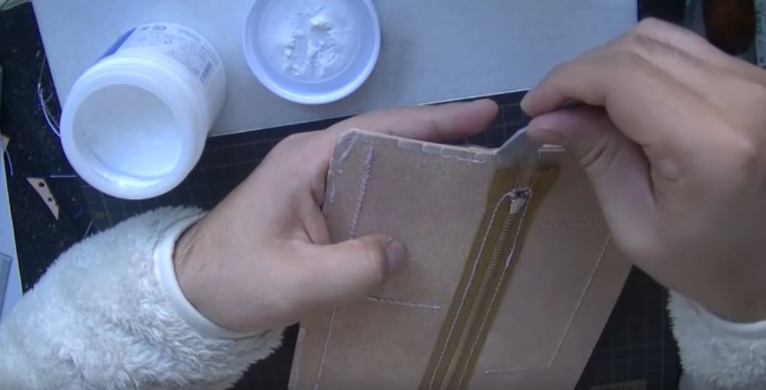 コインケースにサイビノールを塗る様子