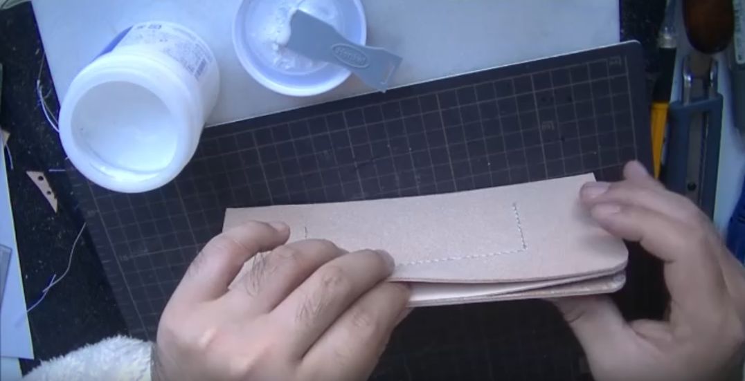 コインケースを仮止めする様子