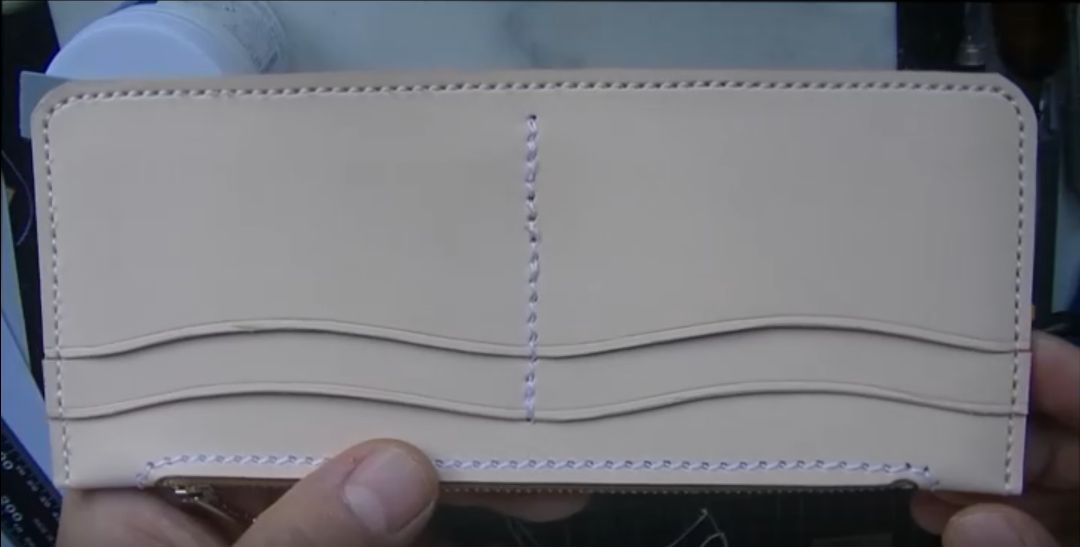 コインケースを縫い合わせる様子