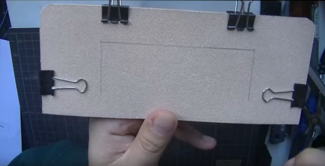 クリップでポケットとポケットを固定させた様子