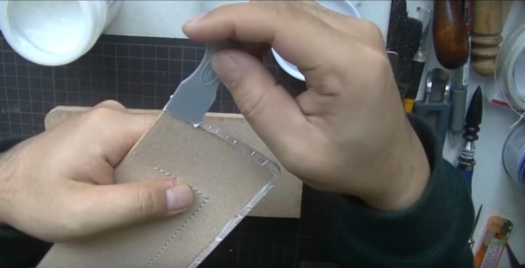 ポケットにサイビノールを塗る様子