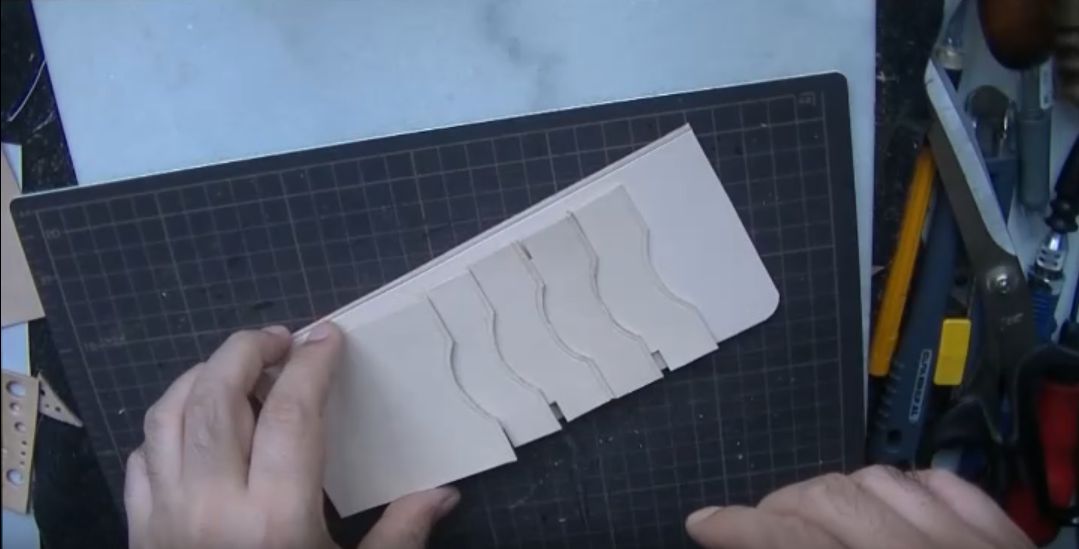 コインケースとカードケースを縫い合わせた結果