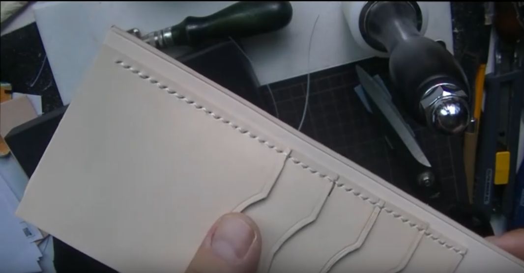 カードポケットのサイドのみポケットに縫い合わせた様子