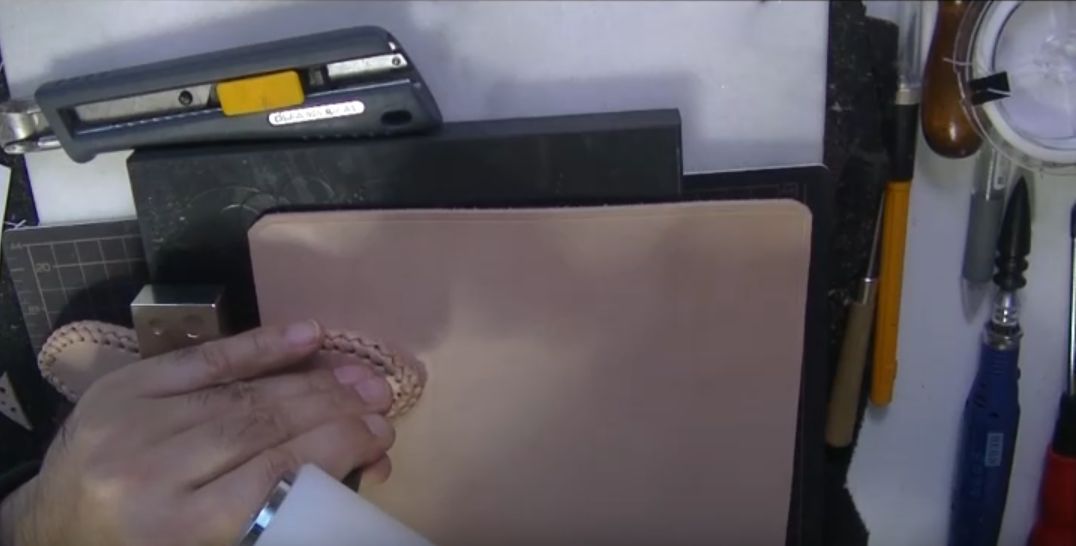 外装とフラップを止めるカシメの穴を開ける様子