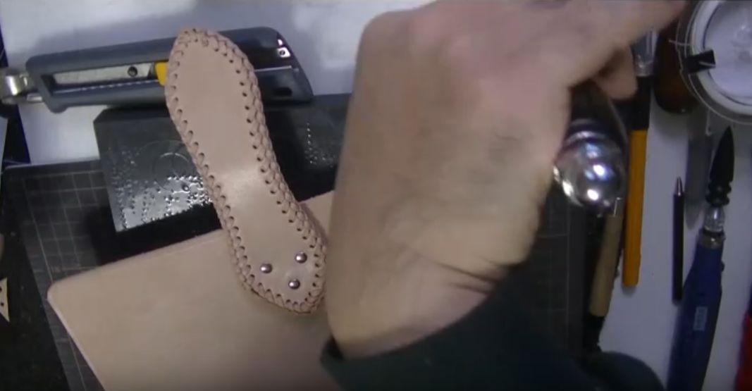 両面カシメで外装とフラップをつけた様子