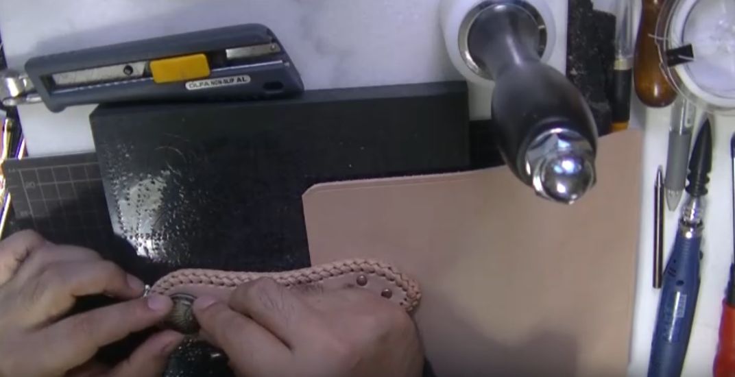 コンチョで取り付け位置に跡をつける様子