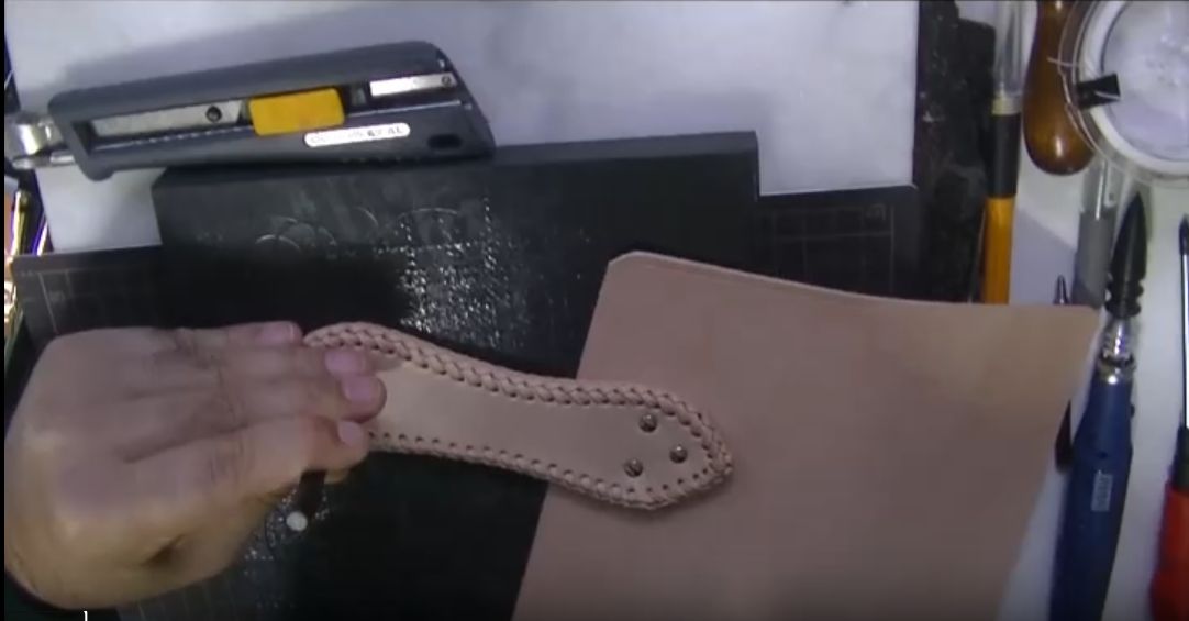 マチにサイビノールを塗る様子