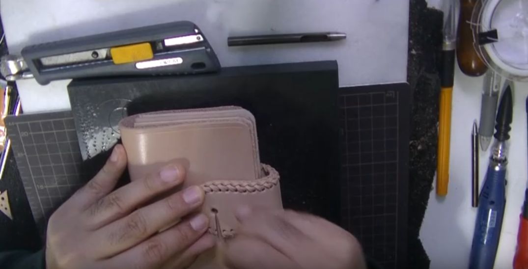 外装にジャンパーホックのオスを取り付ける位置を記す様子