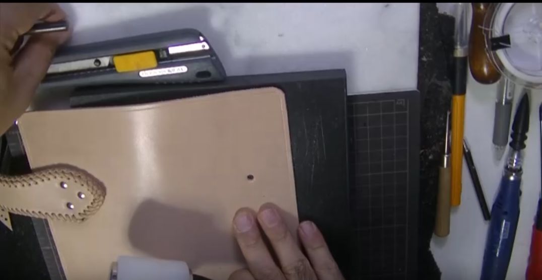 外装にジャンパーホックのオスの穴を開けた様子