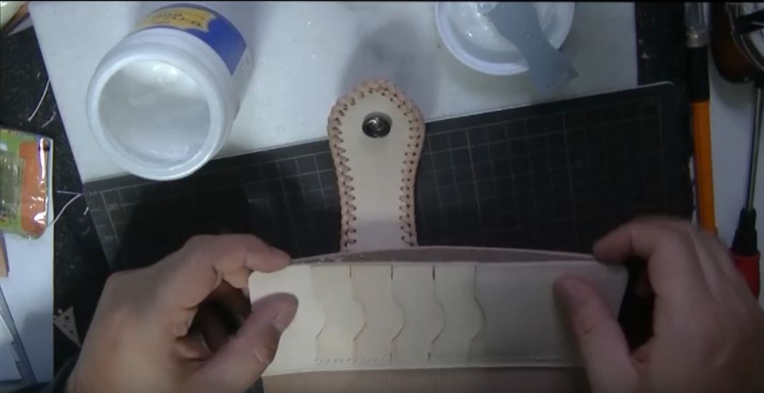 ダイアボンドでカードケースを仮止めする様子