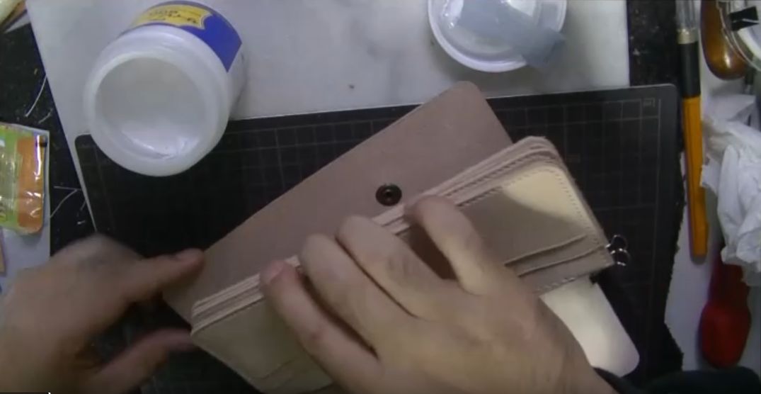 ダイアボンドでコインケースを仮止めする様子