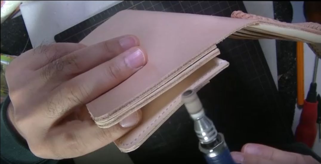 ルーターでコバを削る様子