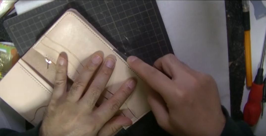 ヘリ落としでコバーを整える様子