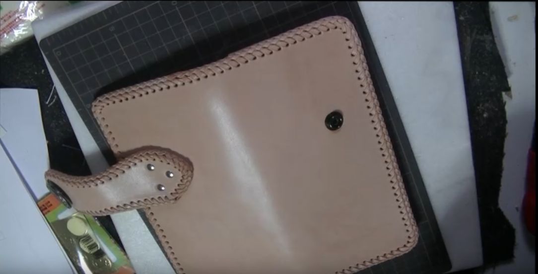 外装にダブルステッチを施した様子