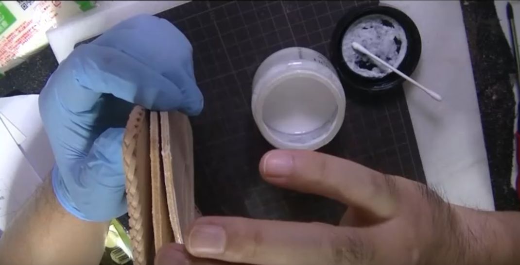 コバを磨く様子