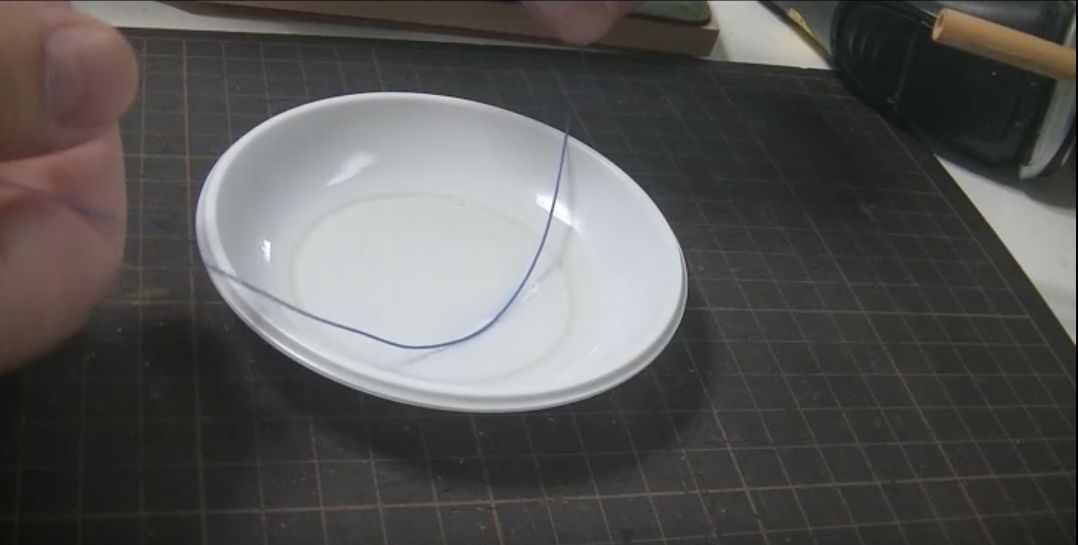 ポリエステル糸をサラダ油にひたす様子