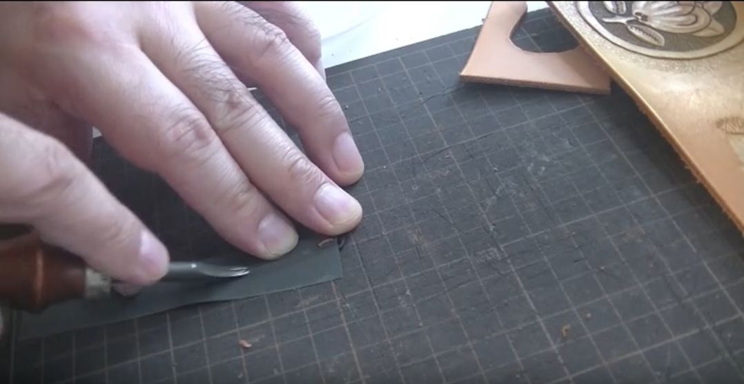 耐水紙で研ぐ様子