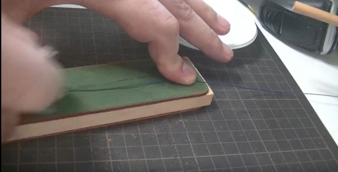 ポリエステル糸に青棒をこする