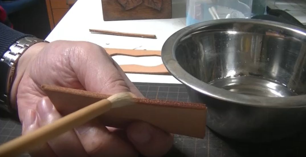 コバを水で濡らす様子