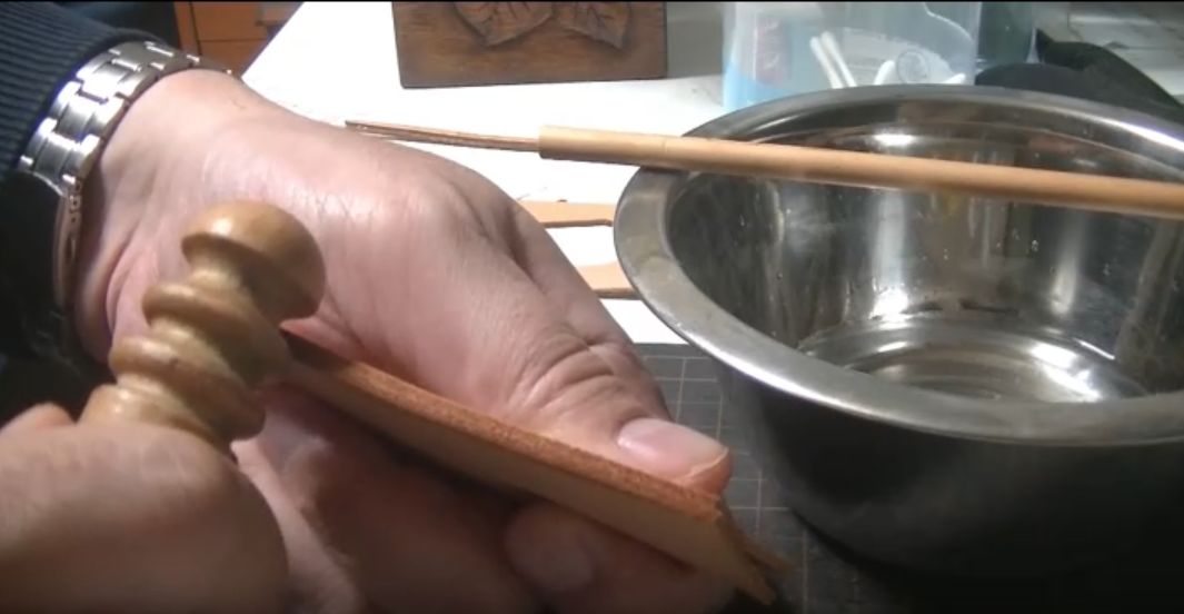 スリッカーでこする様子