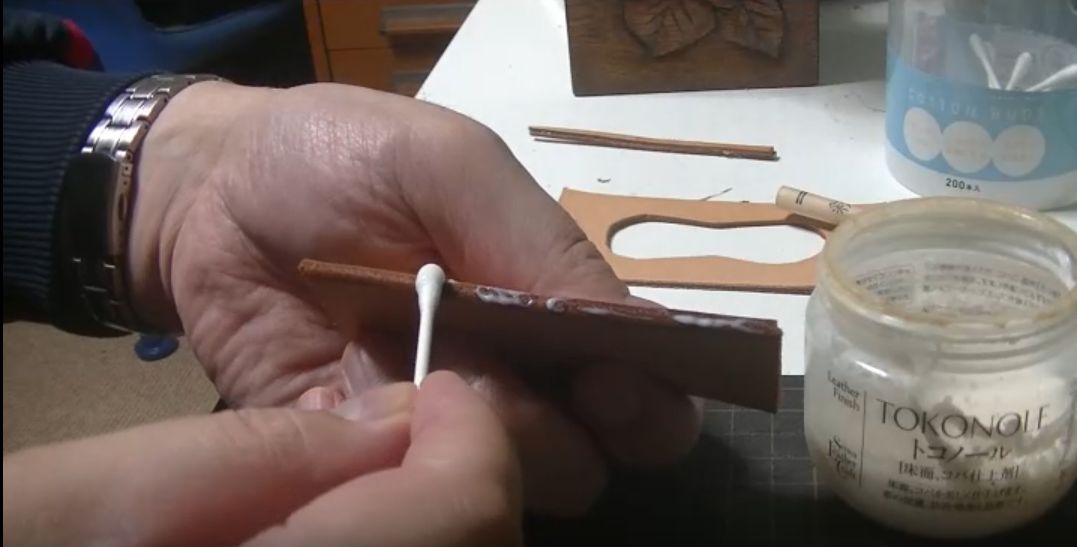 コバにトコノールを塗る様子