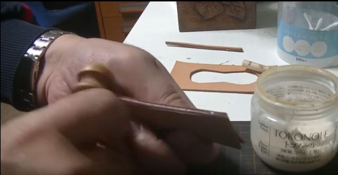 トコノールを塗ったコバをスリッカーでこする様子