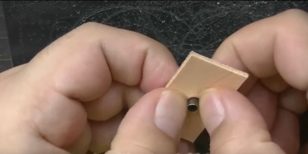 ジャンパーホックのオス穴に入れる様子