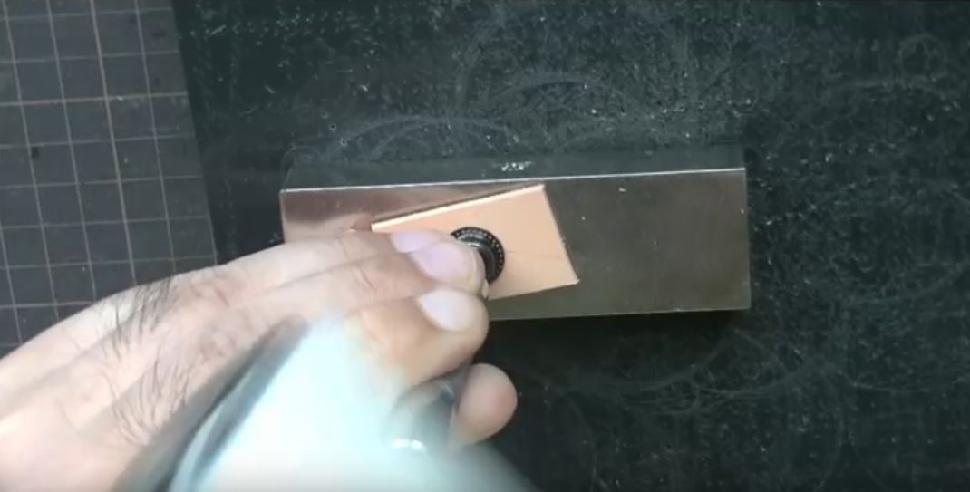 ジャンパーホック打ちを使って打ち付ける様子