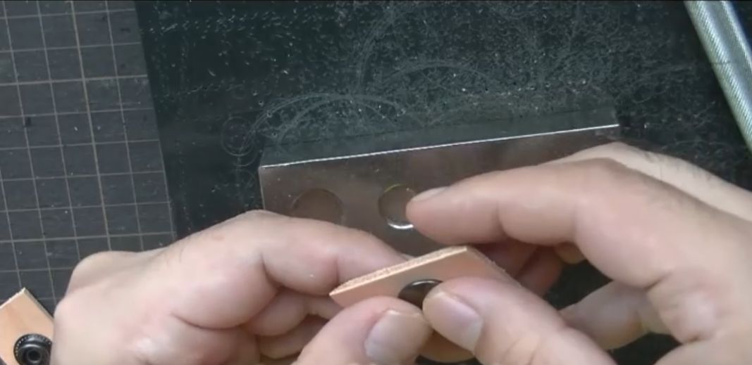 アタマを穴に通す