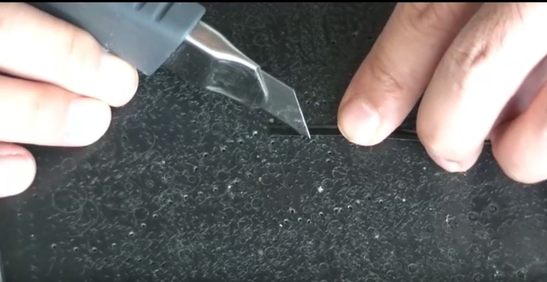 レースの先端を切る様子