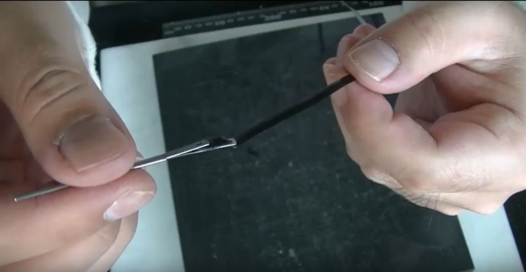 レースをレース針にセットする様子