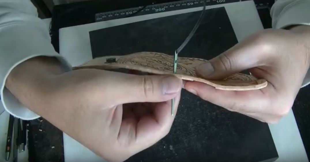 革にレースを通す様子