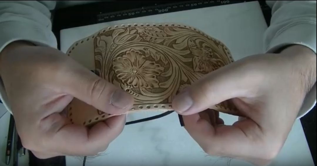 レースを少し残している通す様子