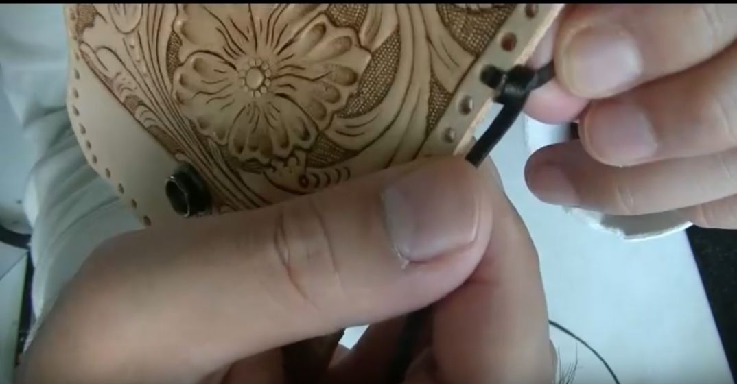 レースをくるっと回し輪っかを作る様子