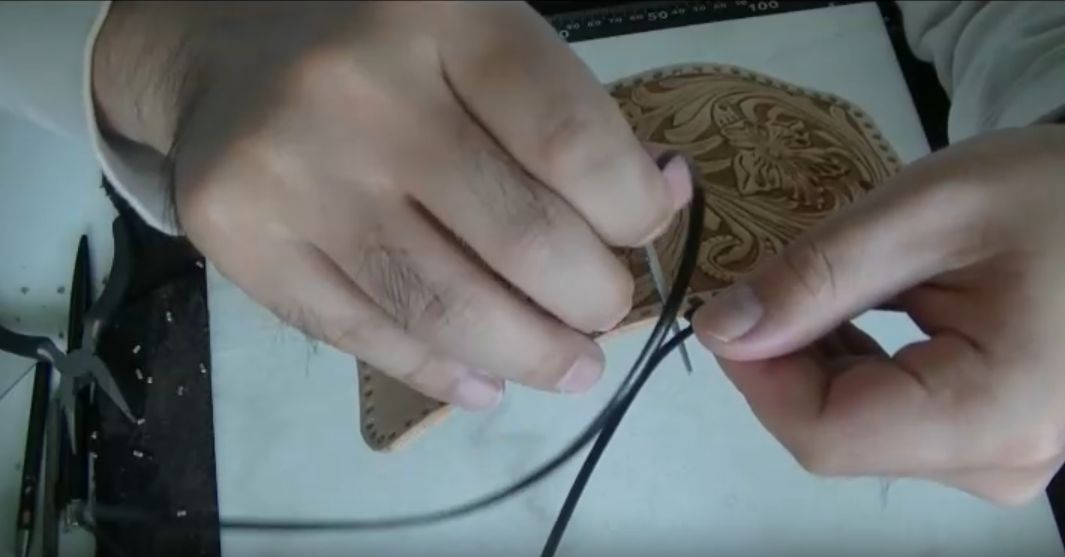 革にレースを通す様子