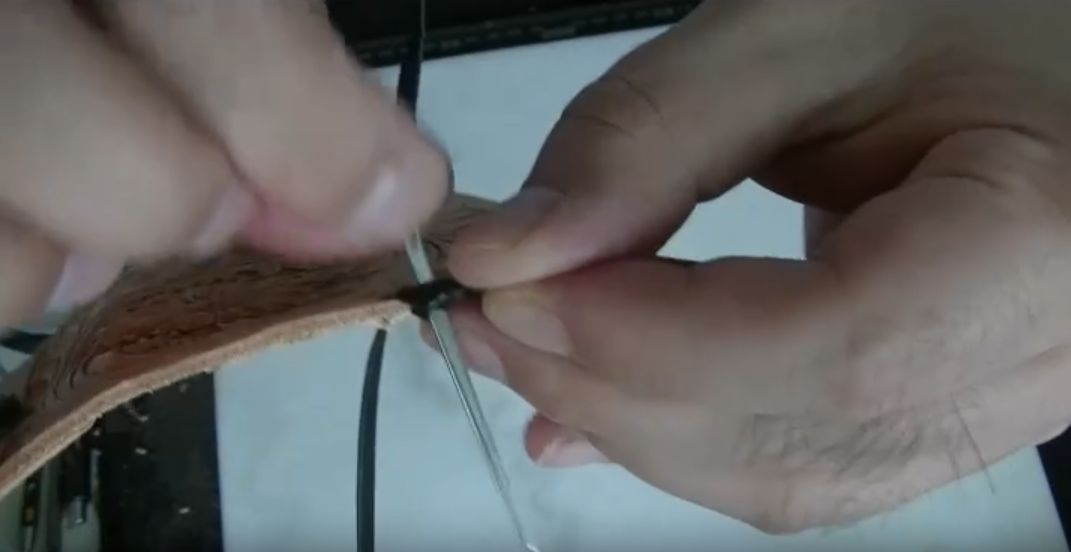 レース2本をすくう様子