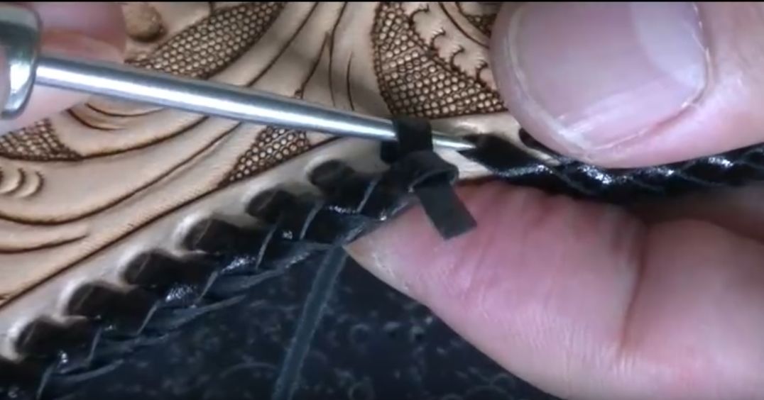 始点となったレースを抜き取る様子