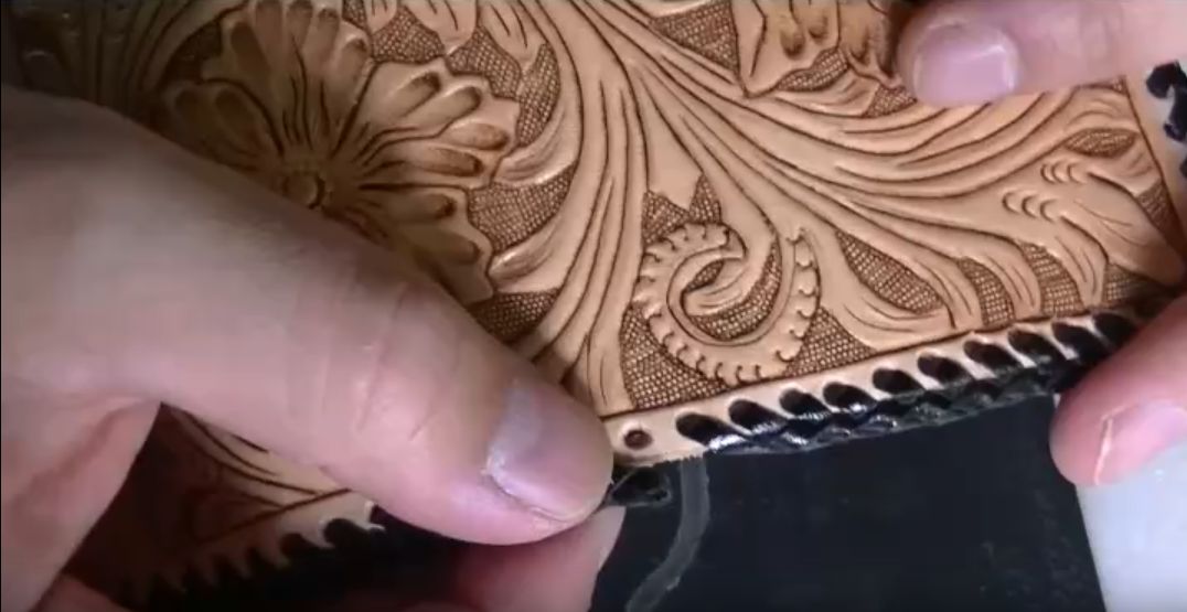 始点のレースを中にしまった様子